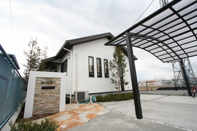 新居浜市ｉ様邸 割石タイルの使い方がおしゃれなデザイン門柱のあるナチュラルでモダンなエクステリア 新居浜市 スマイルガーデン エクステリア 外構 ガーデン設計施工